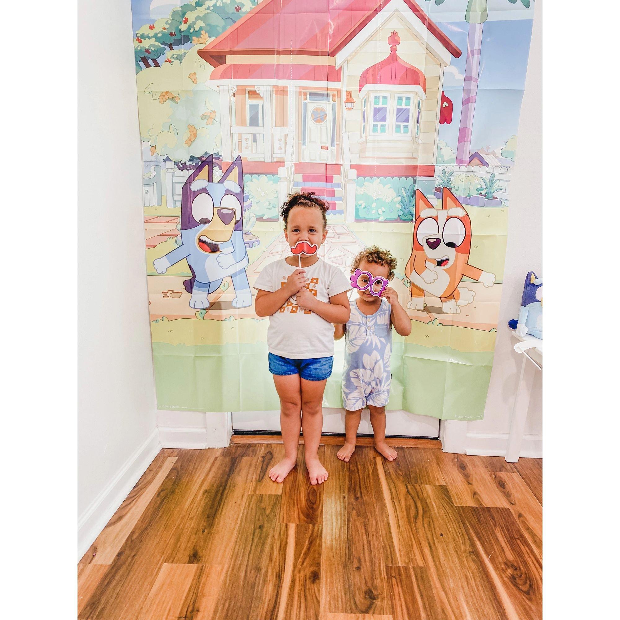 Bluey Paper Photo Booth Kit with Props. 4.6ft x 6.7ft - Image 3
